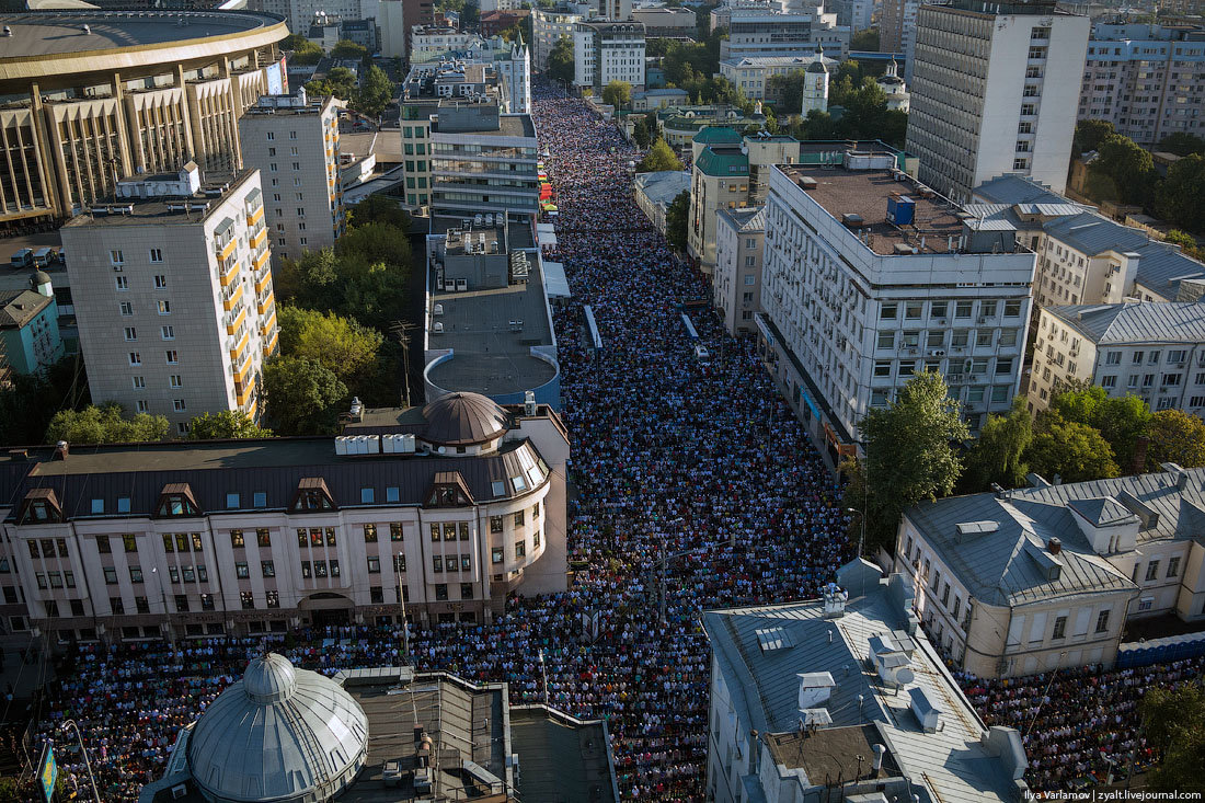 «Было особенно многолюдно». Ураза-Байрам на улицах Москвы отпраздновали 100 тысяч мусульман