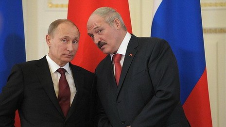 «Спиной к спине». Лукашенко обещает Путину защищаться вместе.
