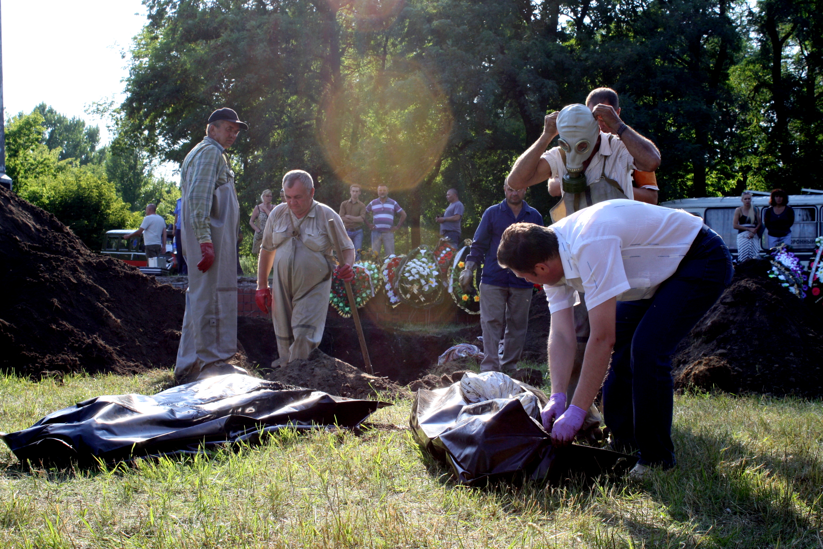 Human Rights Watch обнаружила братскую могилу в Славянске. Извлечено уже 14 тел