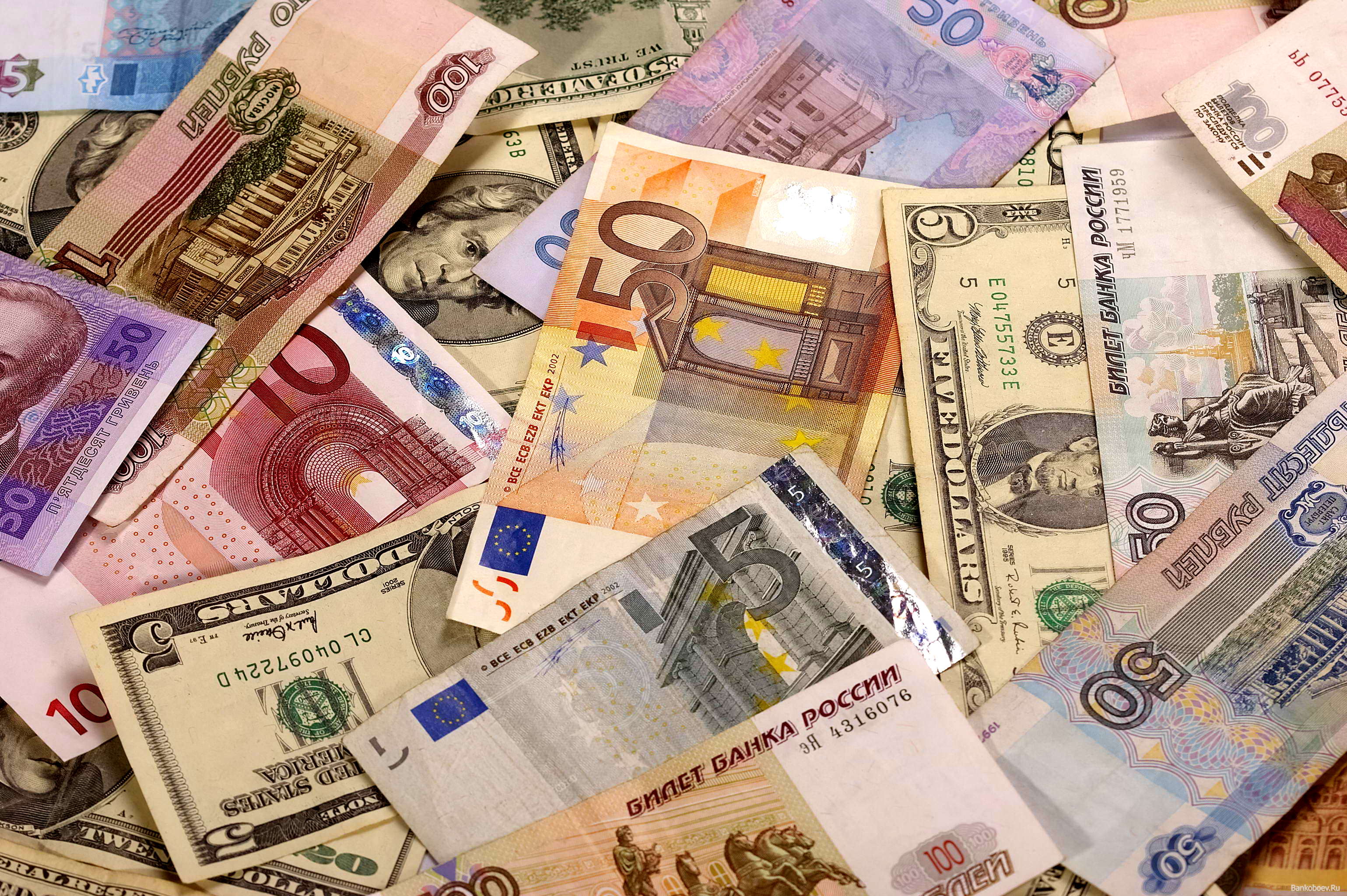 В ответ на санкции США евро подорожал 47 рублей, акции «Роснефти» и «Новатэка» обвалились