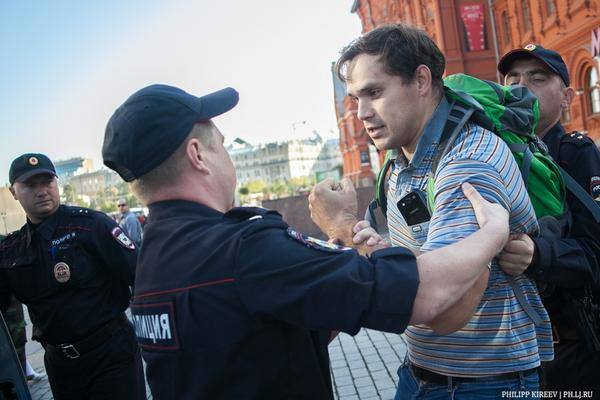 Полиция задержала единственного протестующего против войны на Украине на Манежной площади