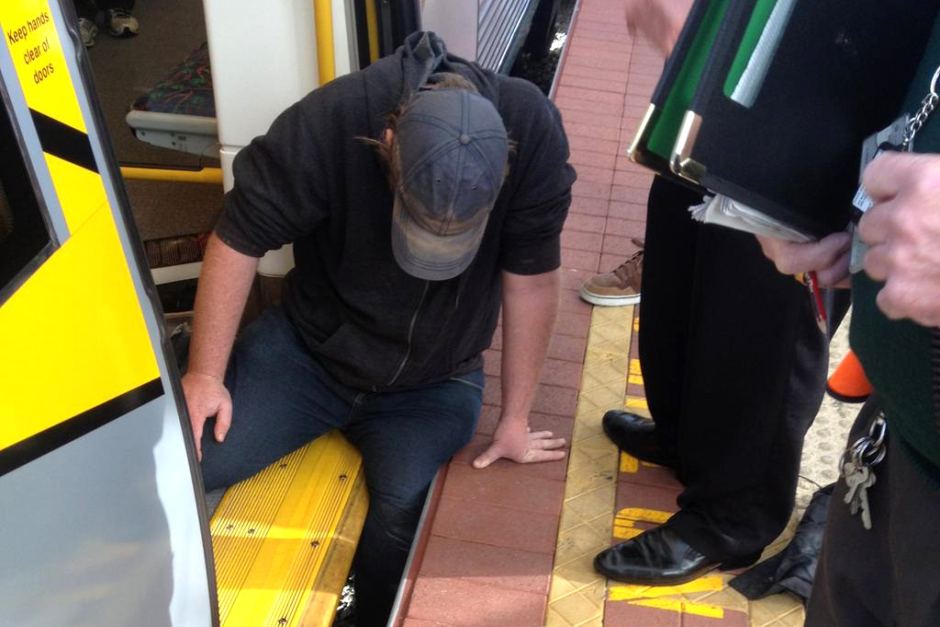 Пассажиры метро в Австралии наклонили вагон, чтобы спасти застрявшего мужчину