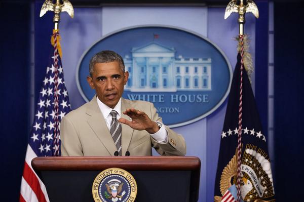 Обама не признал вторжения РФ в Украину, насмешил Интернет кремовым костюмом