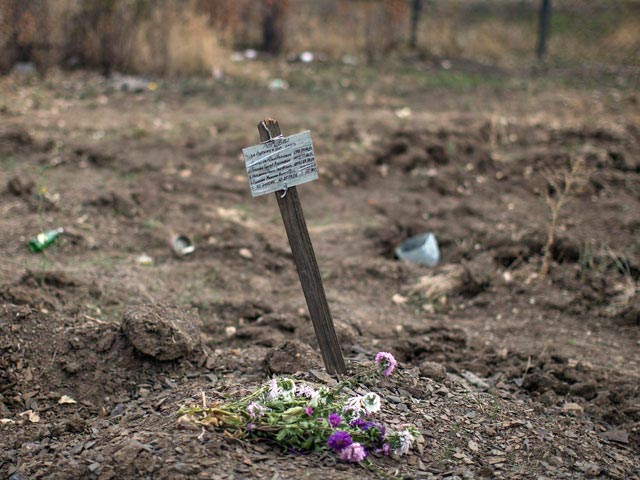 ОБСЕ нашла три братские могилы под Донецком и табличку «Погибли за ложь Путина»