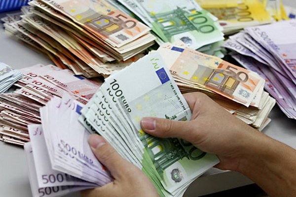 Евро упал ниже 49 рублей перед уплатой налогов компаниями