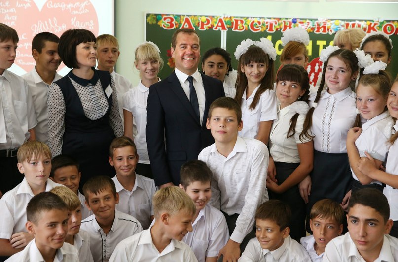 Медведев и дети. Премьер сфотографировался с учениками кубанской школы