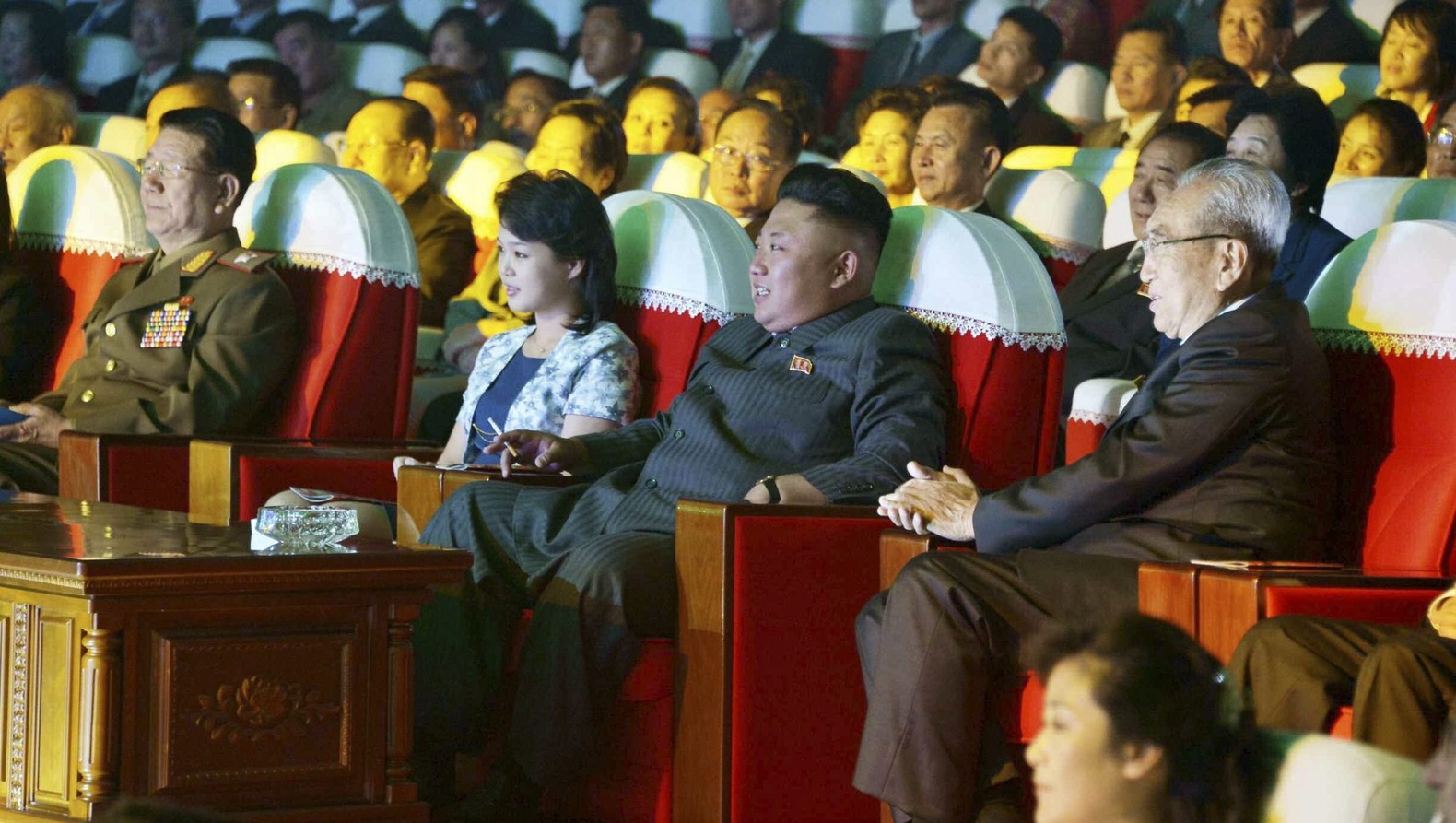 Корейские СМИ взволнованы исчезновением Ким Чен Ына, подозревают болезнь