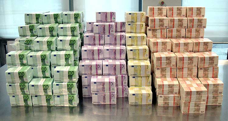 Евро стоит дороже 50 рублей впервые с апреля