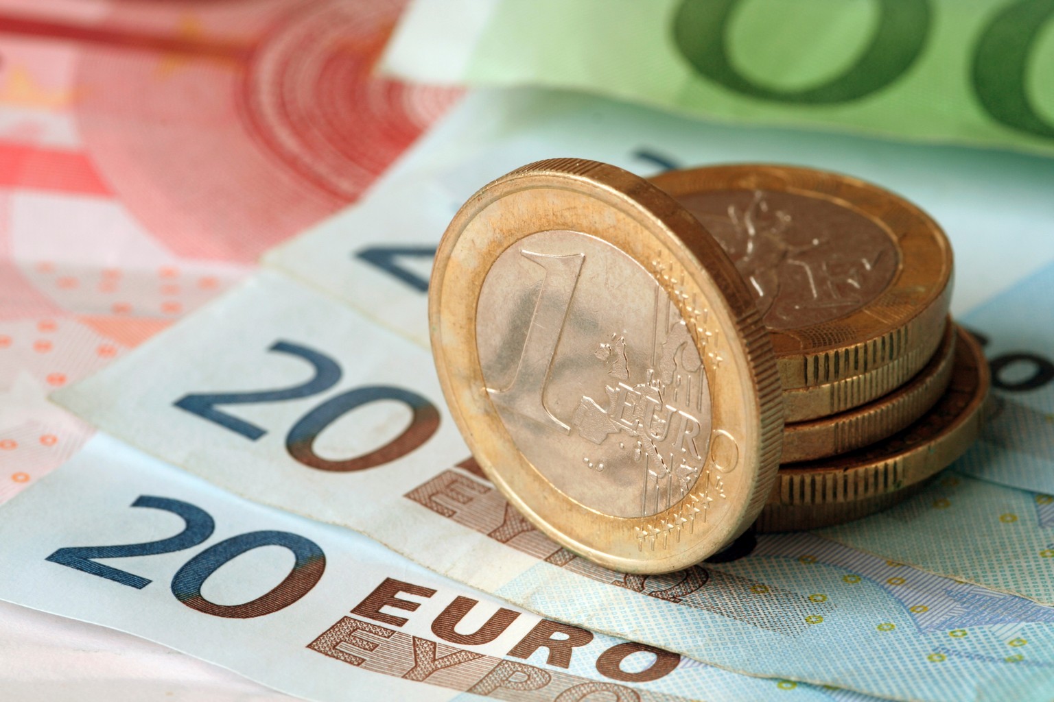 Евро на Московской бирже стоит дороже 49 рублей