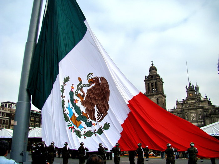 В Мексике на праздновании независимости рухнул флаг