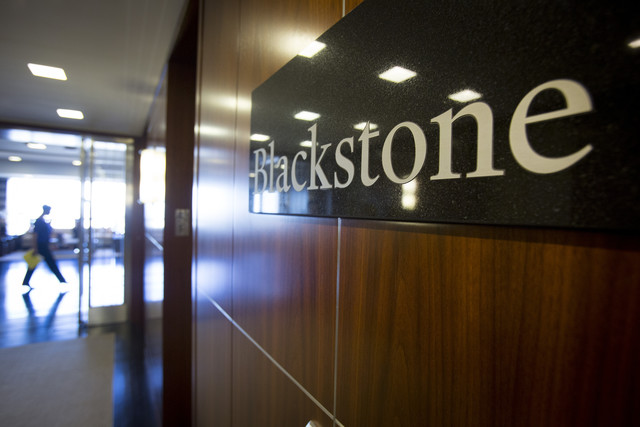Крупнейший инвестор Blackstone Group сворачивает бизнес в России