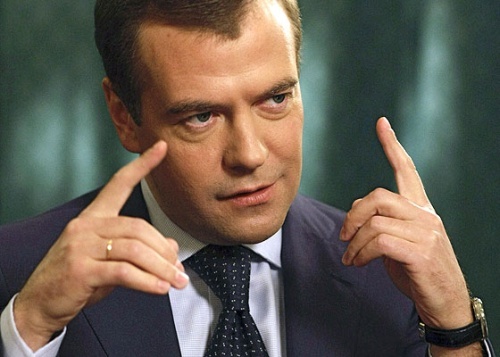 Медведев напомнил, что журналистов надо защищать от давления, аудиторию от непроверенной информации, а СМИ могут влиять на власть