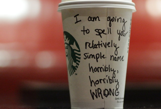 Starbucks троллит клиентов, делая ошибки в именах на стаканчиках кофе
