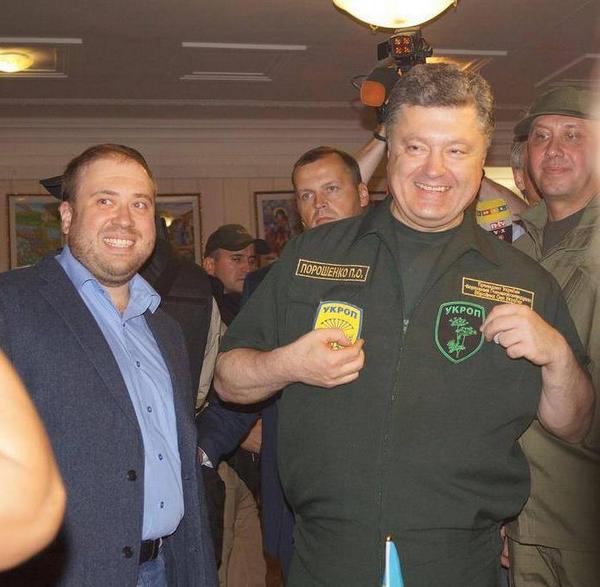 Визит Порошенко в Мариуполь в твитах: пленные, «укроп» и обстрелы блокпостов