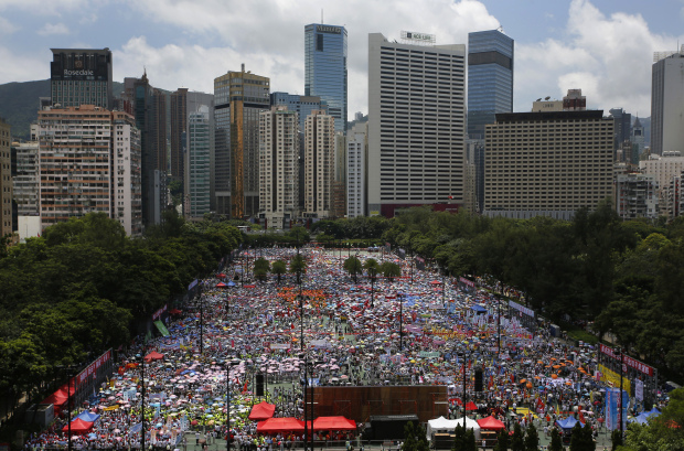 Вежливые протестующие в Гонконге идут на администрацию, власти пока выжидают