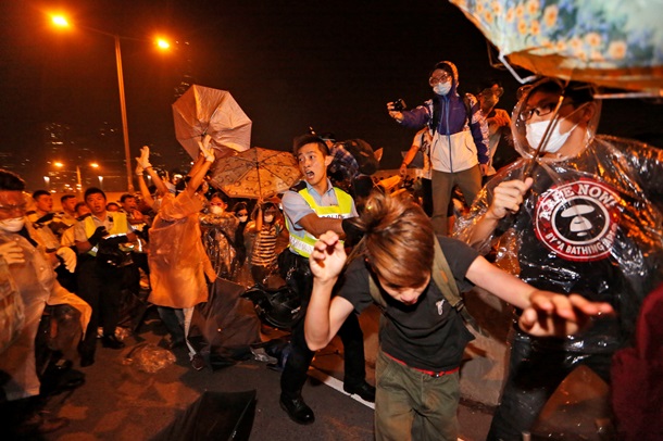 В Гонконге полицейские избив протестующего, вызвали ярость людей