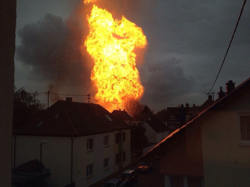 Взрыв газопровода в Германии: выбиты стекла, сгорели автомобили, воронка 20 метров