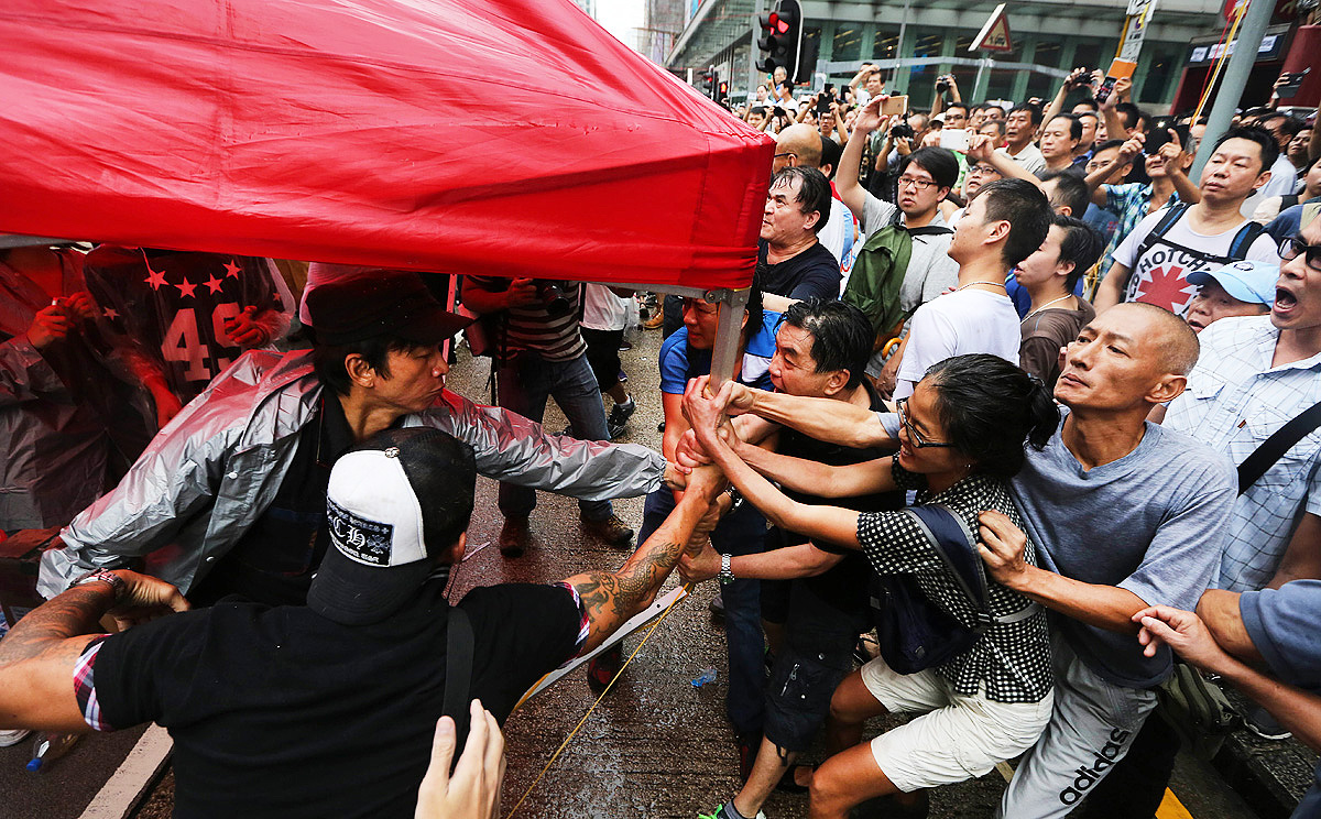 Гонконгские «титушки» требуют прекратить протесты и вернуться к нормальной жизни