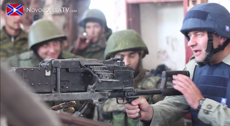 Михаил Пореченков в каске «ПРЕССА» пострелял из пулемета с позиций ополченцев в Донецке