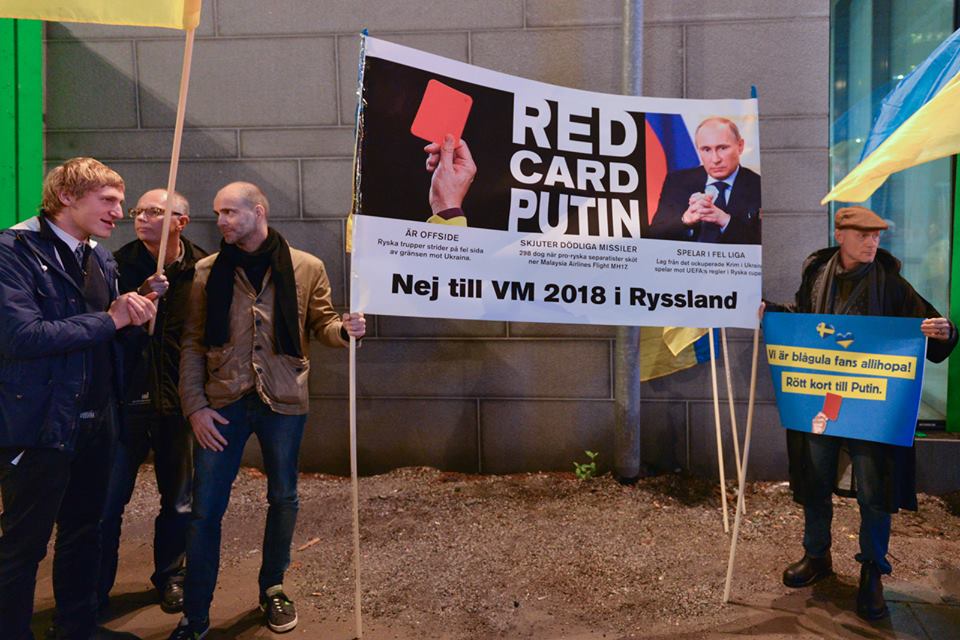 Политика на матче Россия-Швеция: красная карточка Путину, флаг ДНР