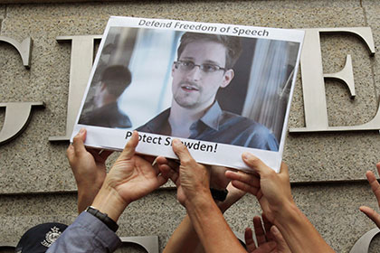 Экс-глава АНБ: Сноуден, естественно, помогает русским
