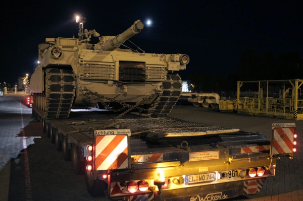 Американские танки на учениях всего в 200 км от России