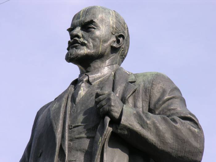 В Госдуме предлагают избавиться от памятников Ленину по всей стране