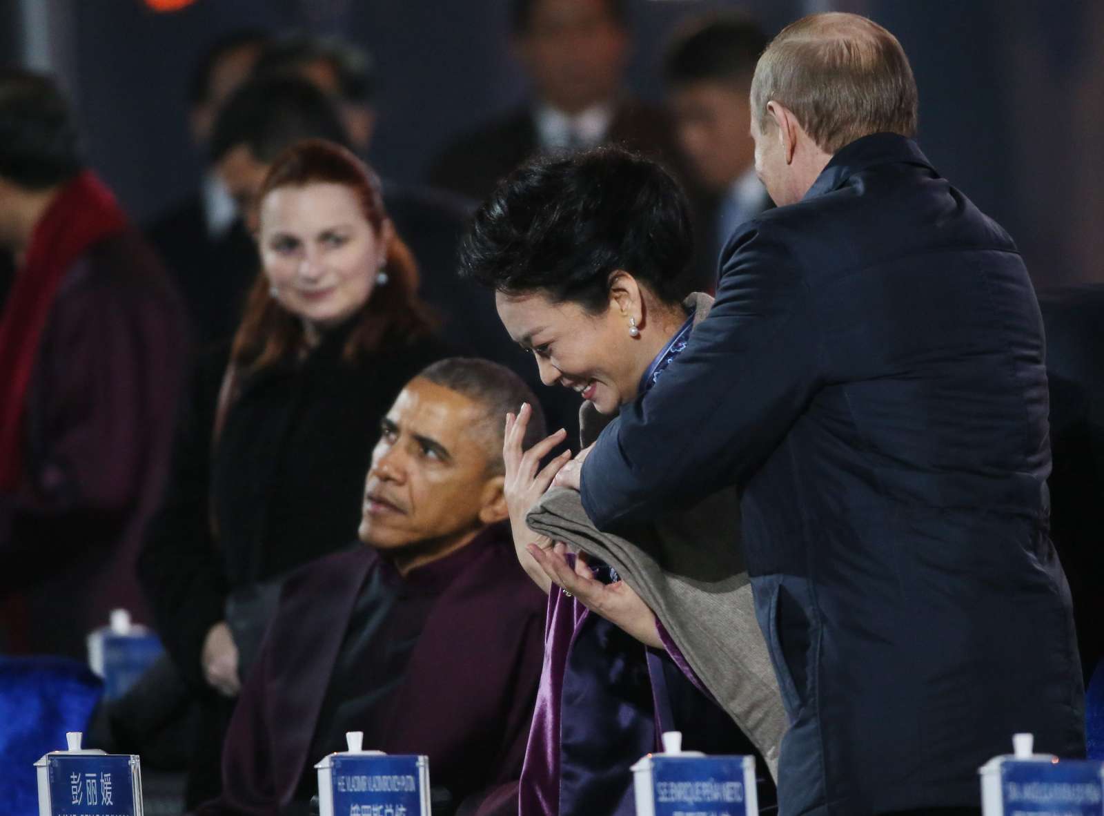 Вежливость или флирт? Путин надел пальто на плечи первой леди Китая (ВИДЕО)