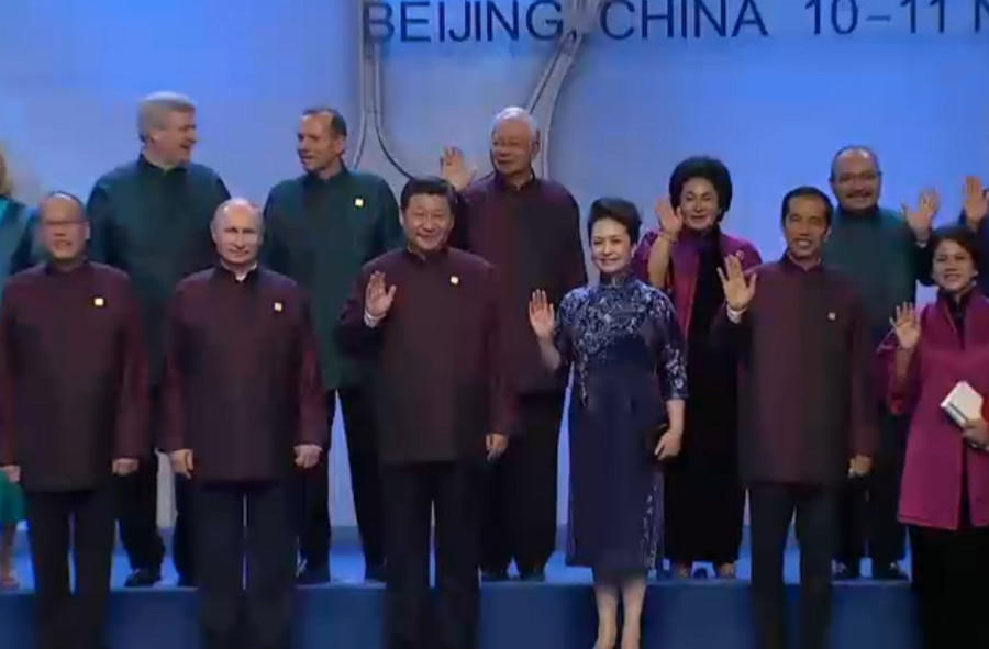 Путин и Star Trek. Лидеры стран АТЭС сделали фото в китайских костюмах