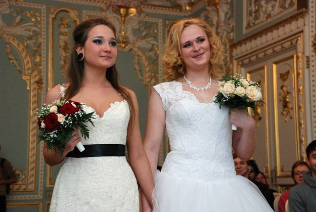 В Петербурге впервые в России поженили ЛГБТ-пару