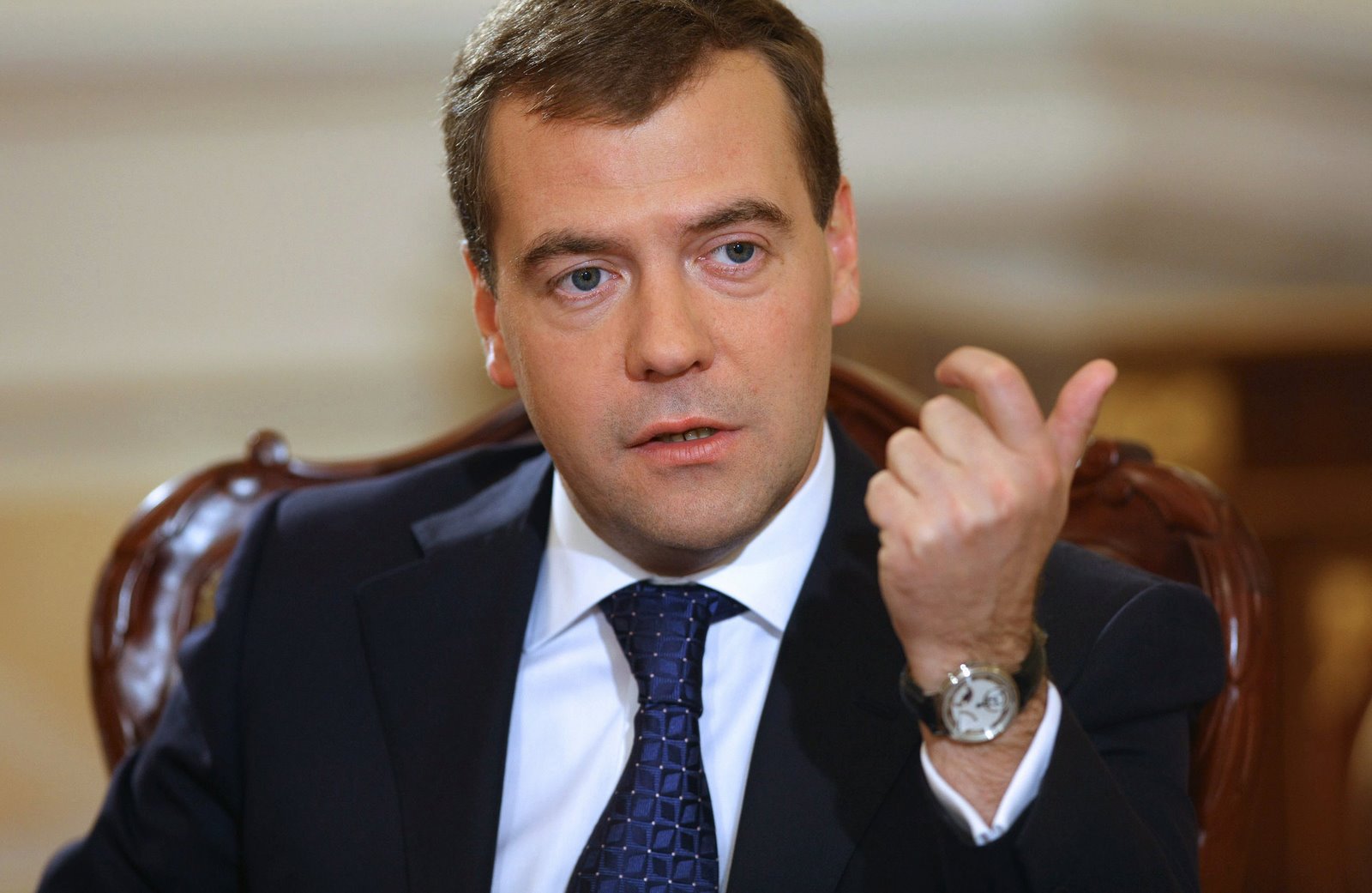 Медведев обещал не ограничивать продажу валюты населению