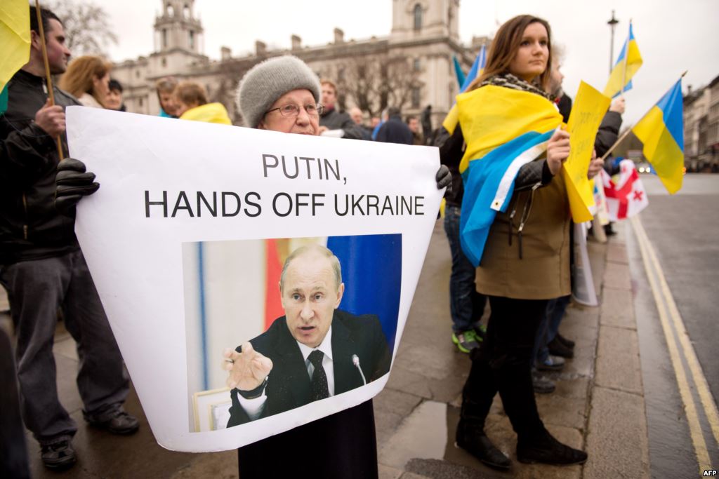 Почти треть россиян видит в политике Путина на Украине попытку сохранить власть в России