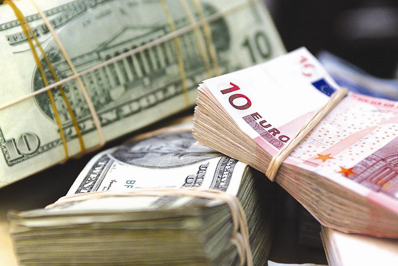 Рубль обвалился в начале торгов: доллар за 48, евро за 59