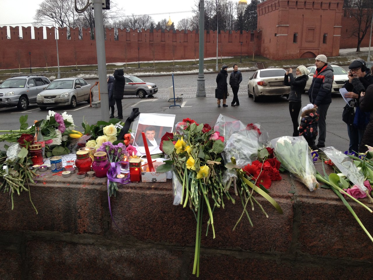 «Должно же что-то шелохнуться после такого». Репортаж с места убийства Бориса Немцова