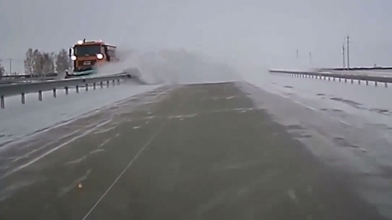 В Казахстане придумали, как бесконечно чистить дороги от снега
