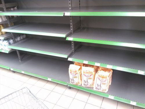 Фото: как в Киеве скупают продукты и ждут дефицита