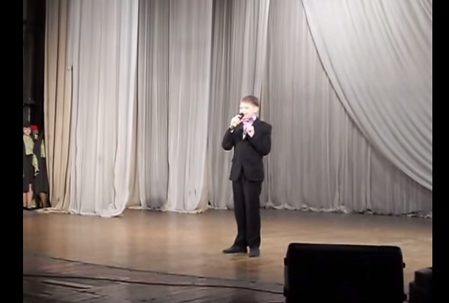 Видео: школьник спел песню-оду «Владимир Путин молодец»