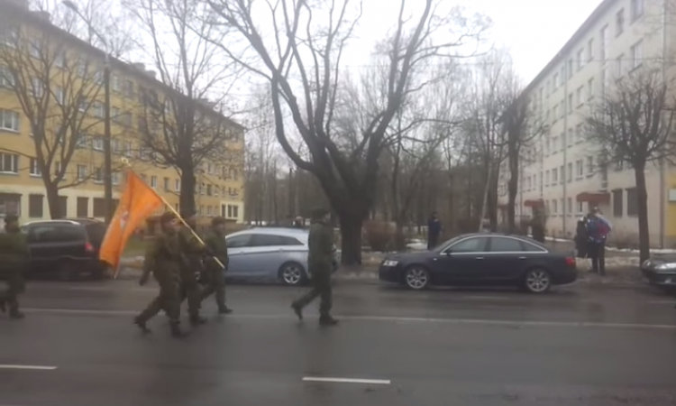 Видео: на параде в Нарве мужчина затроллил натовских военных гимном СССР