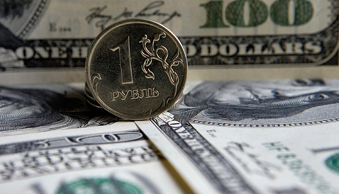 Доллар и евро за первые минуты торгов прибавили по два рубля