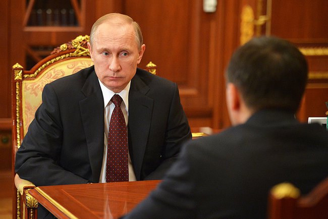 Песков о здоровье Путина: не нужно волноваться, рукопожатием ломает руки