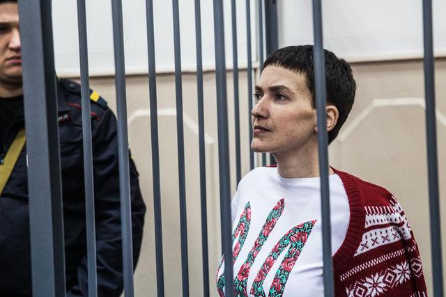 Адвокат Савченко подтвердил смягчение голодовки: «чтобы были силы на борьбу»