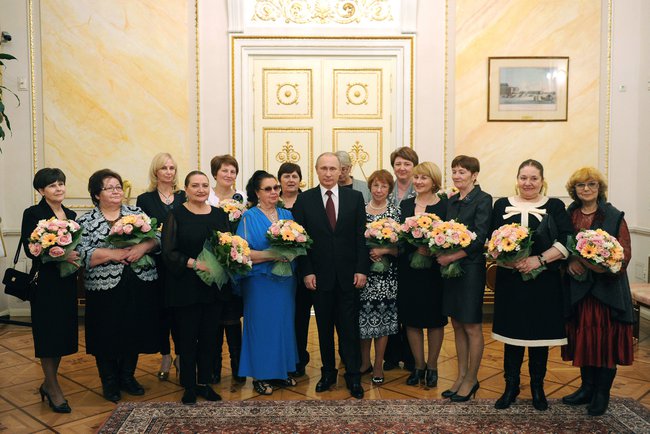 СМИ: женщины на встрече с Путиным 8 марта присели, чтобы не быть выше