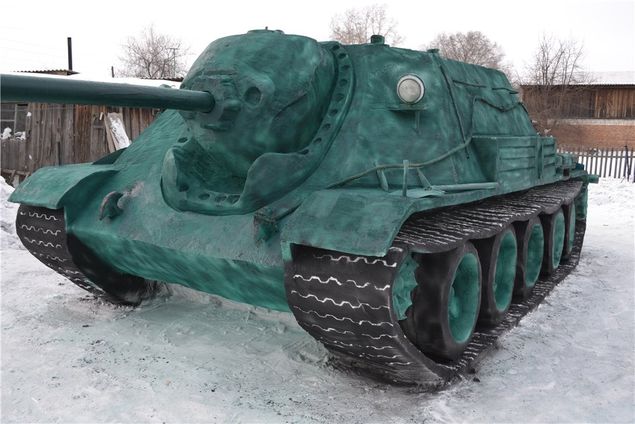 Фото: новосибирец слепил танк из снега в натуральную величину