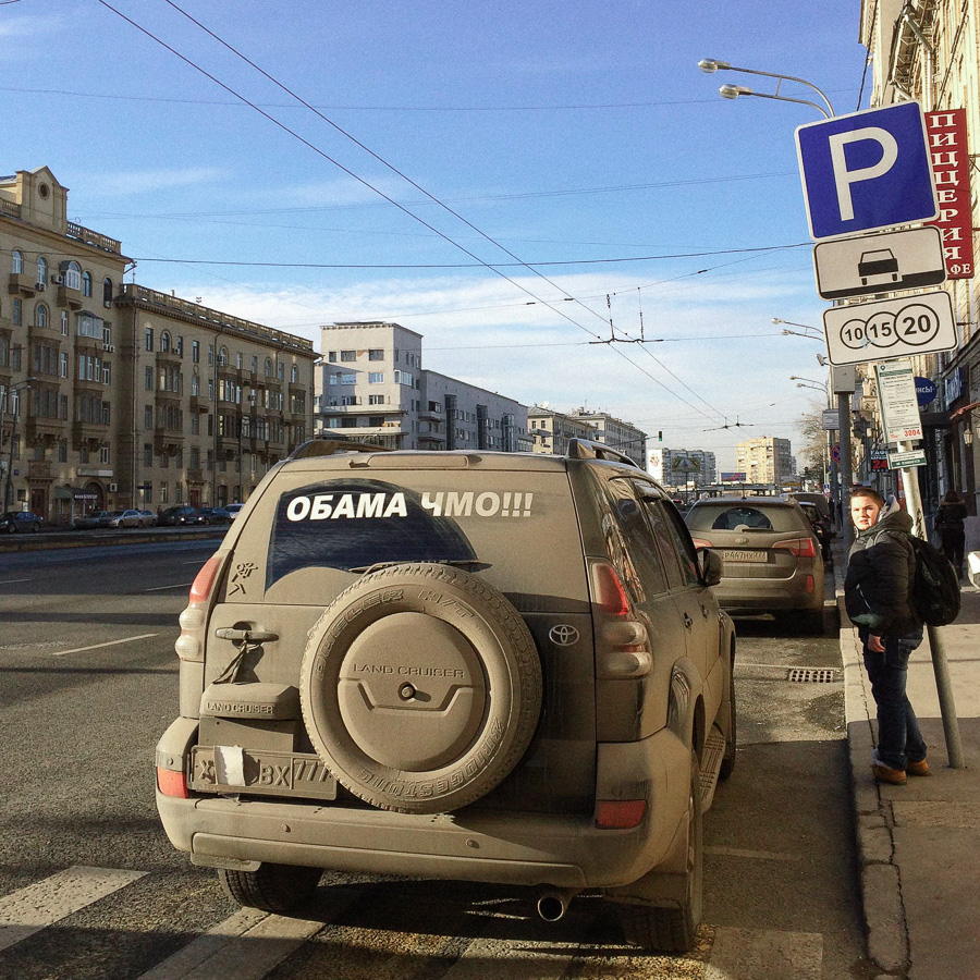 В соцсетях: как автомобильные наклейки «Обама — чмо!» заполонили улицы