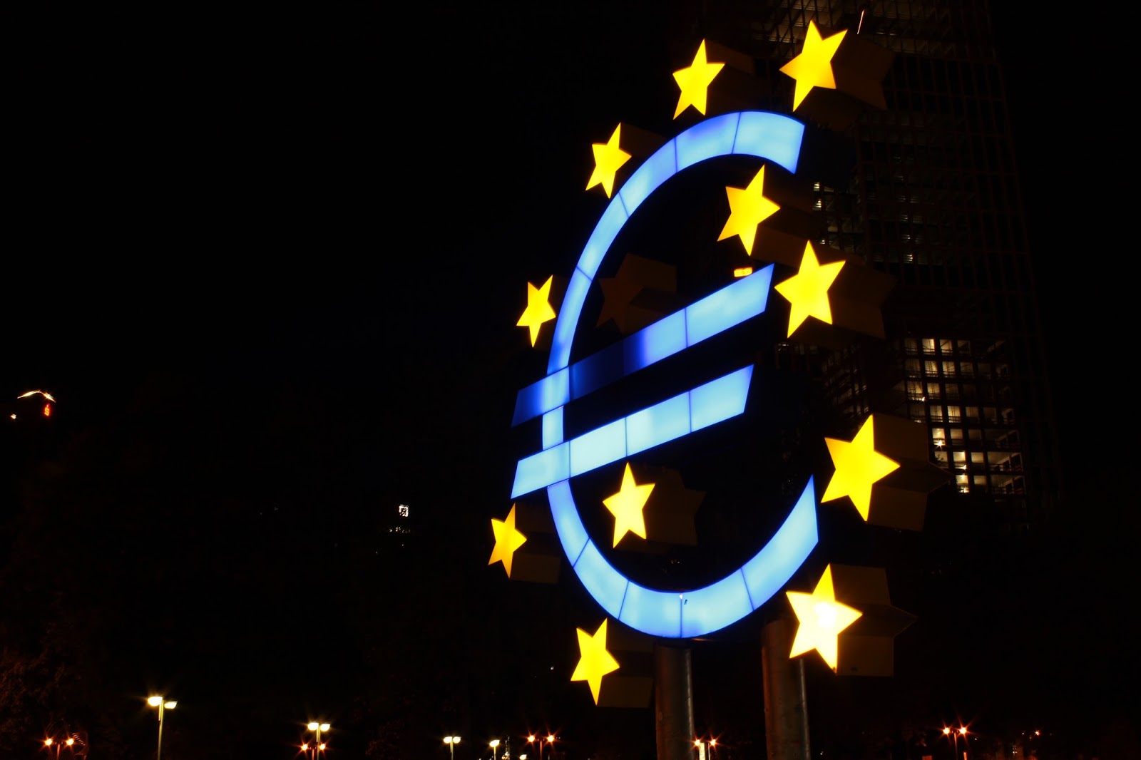 ЦБ резко понизил официальный курс евро и доллара