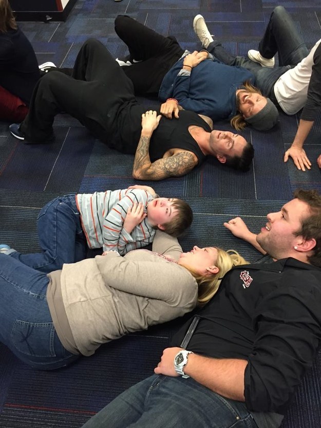 Фото: Maroon 5 легли на пол вместе с запаниковавшим фанатом