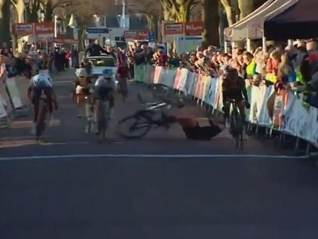 Видео: упавшая из-за зрителя велогонщица долетела до финиша