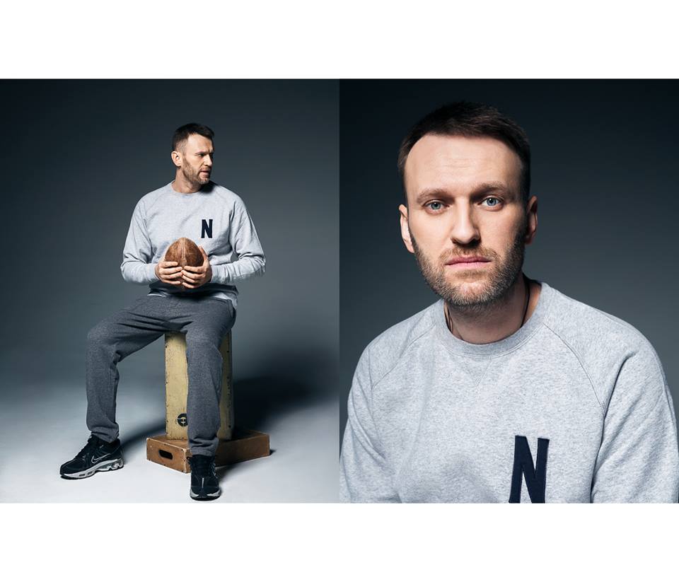 Блогеры распространили фейковое фото Навального с символикой «Азова»