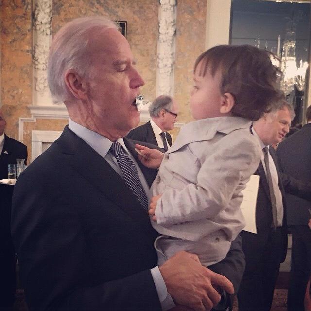 Фото: вице-президент США отобрал соску у внука экс-мэра Нью-Йорка