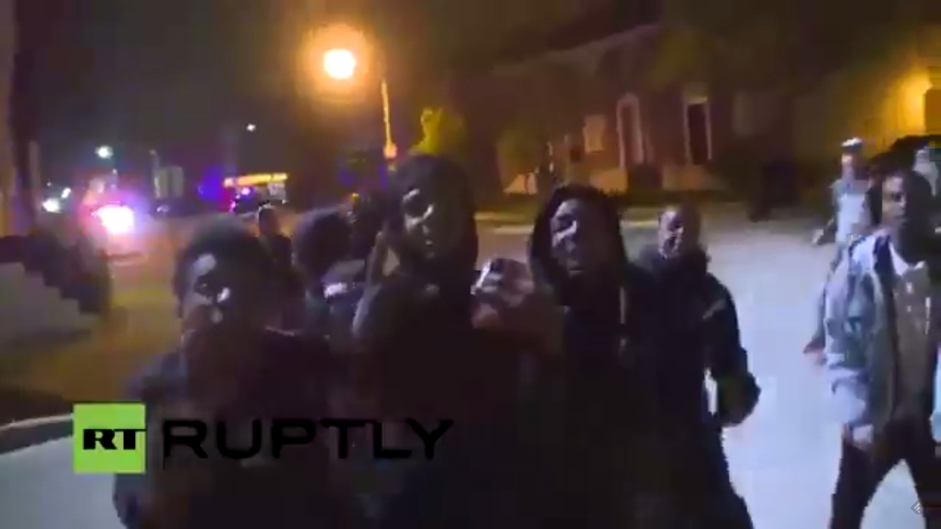 Видео: Журналистку Russia Today ограбили в Балтиморе в прямом эфире